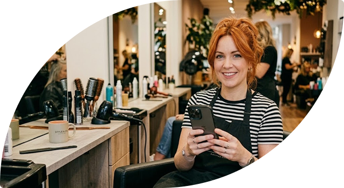 Profissional usando o sistema Easy Salon